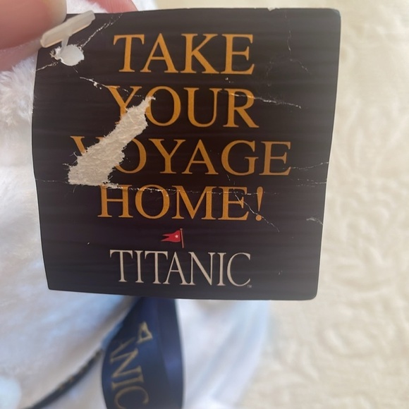 Titanic Museum White Plush Polar Bear Blanket Bear Navy Accents NWT - Picture 3 of 6